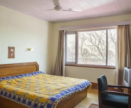 Hotel Pamposh Srīnagar Екстериор снимка
