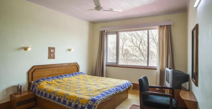 Hotel Pamposh Srīnagar Екстериор снимка