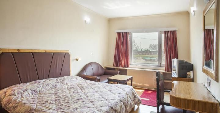 Hotel Pamposh Srīnagar Екстериор снимка