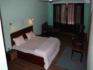 Hotel Pamposh Srīnagar Екстериор снимка